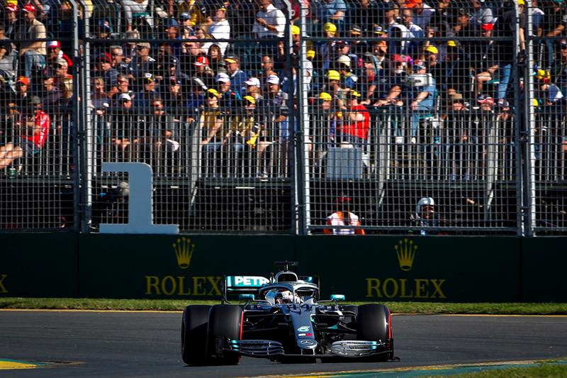 El campeón Lewis Hamilton brilló en los primeros entrenamientos libres de la temporada