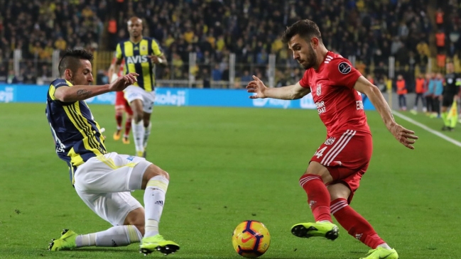 Mauricio Isla fue titular en importante victoria de Fenerbahce que se alejó del descenso en Turquía