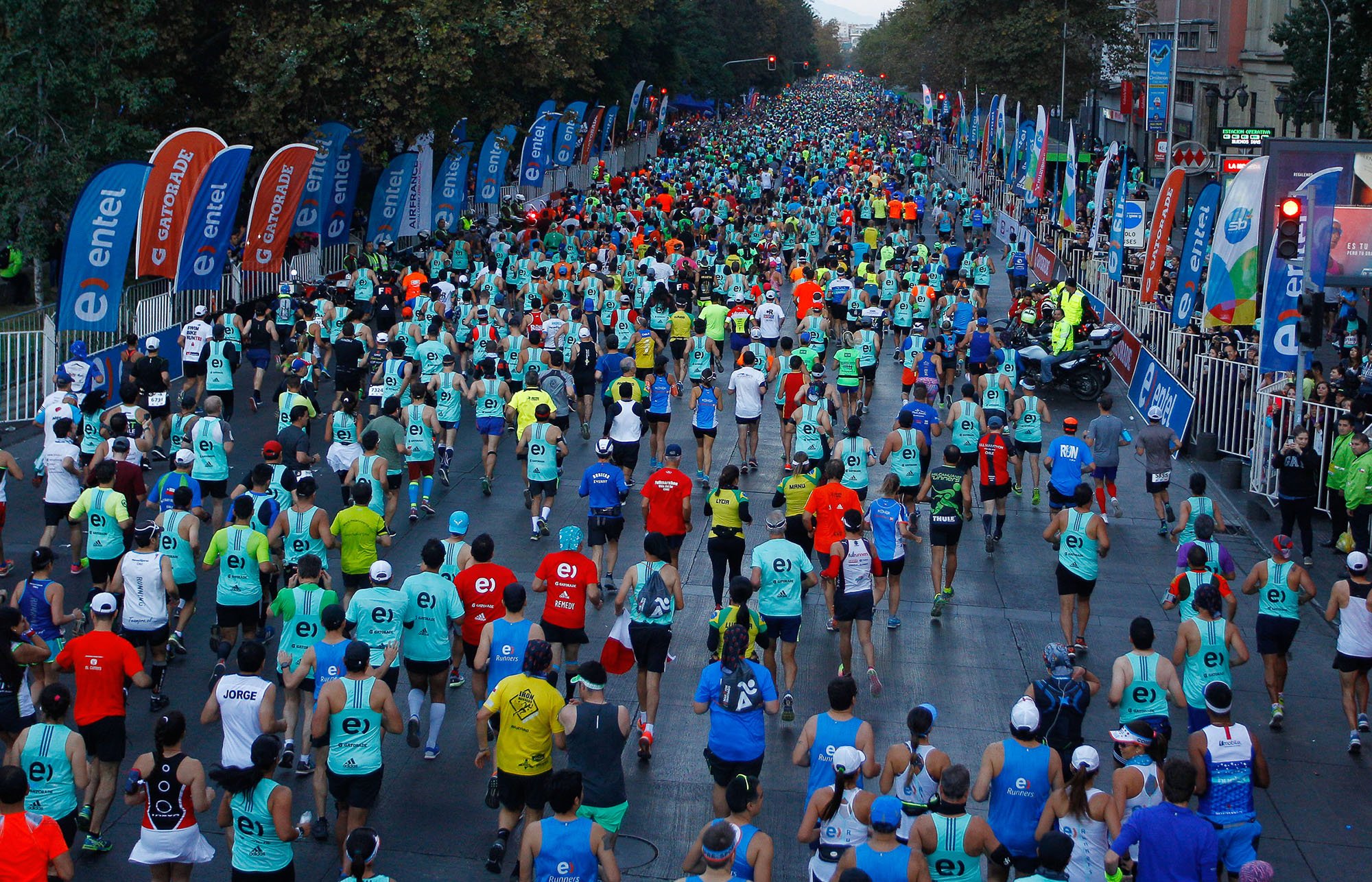 Maratón de Santiago contará con 500 jóvenes voluntarios durante la carrera