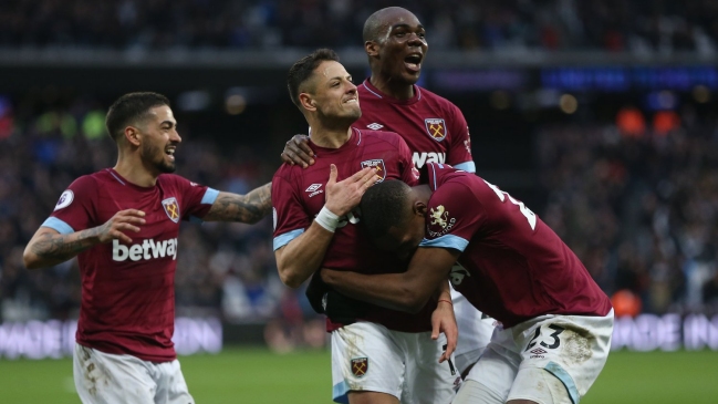 “Chicharito” Hernández fue el héroe de West Ham con un doblete en el final ante Huddersfield