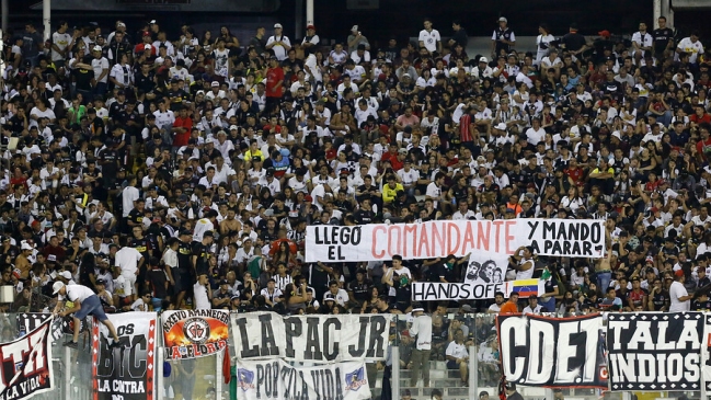 Hincha de Colo Colo denunció que le quitaron un cartel de protesta por alza de entradas