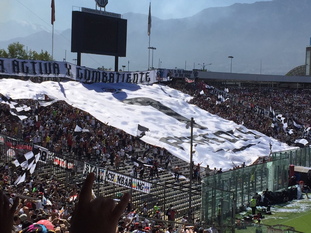 Garra Blanca rindió homenaje a Esteban Paredes con espectacular camiseta gigante en el clásico