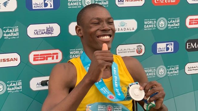 Atleta paralímpico ganó medalla de plata en 50 metros planos sin usar sus piernas