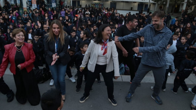 Ministra Pauline Kantor participó en actividad de baile en colegio de Puente Alto