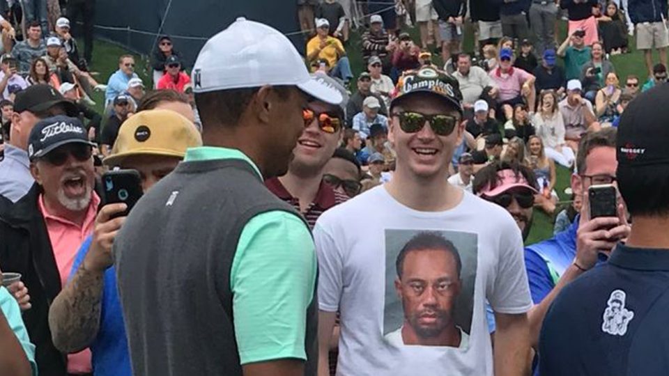 La notable reacción de Tiger Woods ante polera con estampado de su “foto policial”