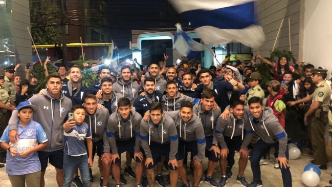 El banderazo entre jugadores e hinchas de la UC previo al choque ante Palestino