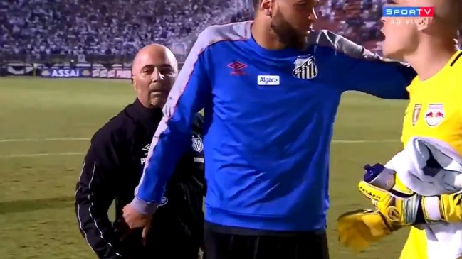 Sampaoli tuvo fuerte discusión con entrenador rival en Brasil y sus jugadores debieron controlarlo