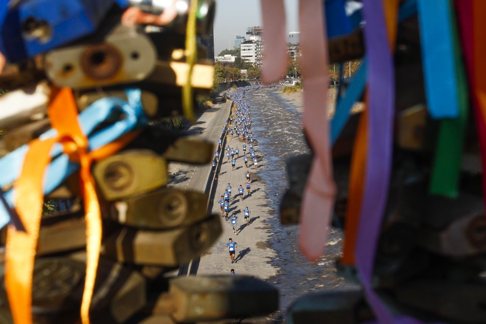 Más de mil personas participaron de una nueva versión de la corrida Mapocho Río Arriba