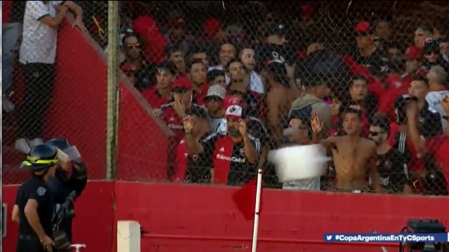 Graves incidentes Argentina: Hinchas de Newell’s lanzaron hasta parte de un inodoro a la cancha