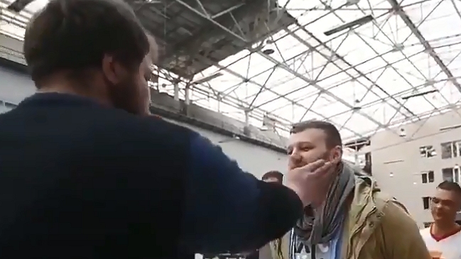 Narrador español le puso emoción de sobra al torneo ruso de cachetadas