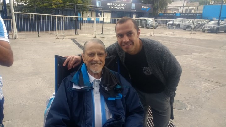 Marcelo Díaz le regaló una camiseta al veterano hincha de Racing que lo hizo emocionar
