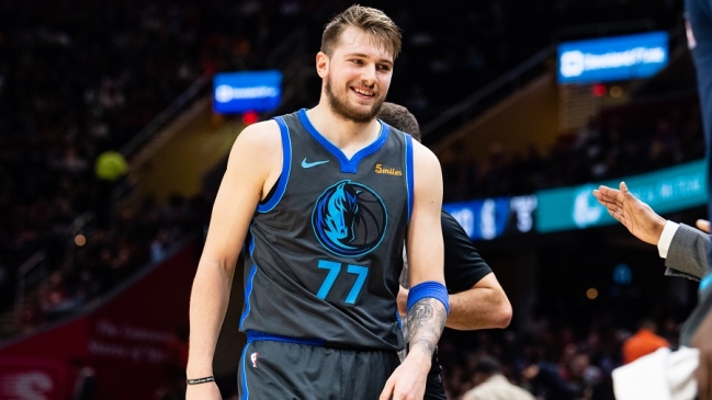 Luka Doncic fue sorprendido jugando cachipún con un hincha