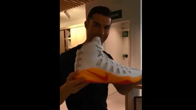 ¡Tienes un pie pequeño! Cristiano Ronaldo alucinó con la gigantesca zapatilla de Pau Gasol