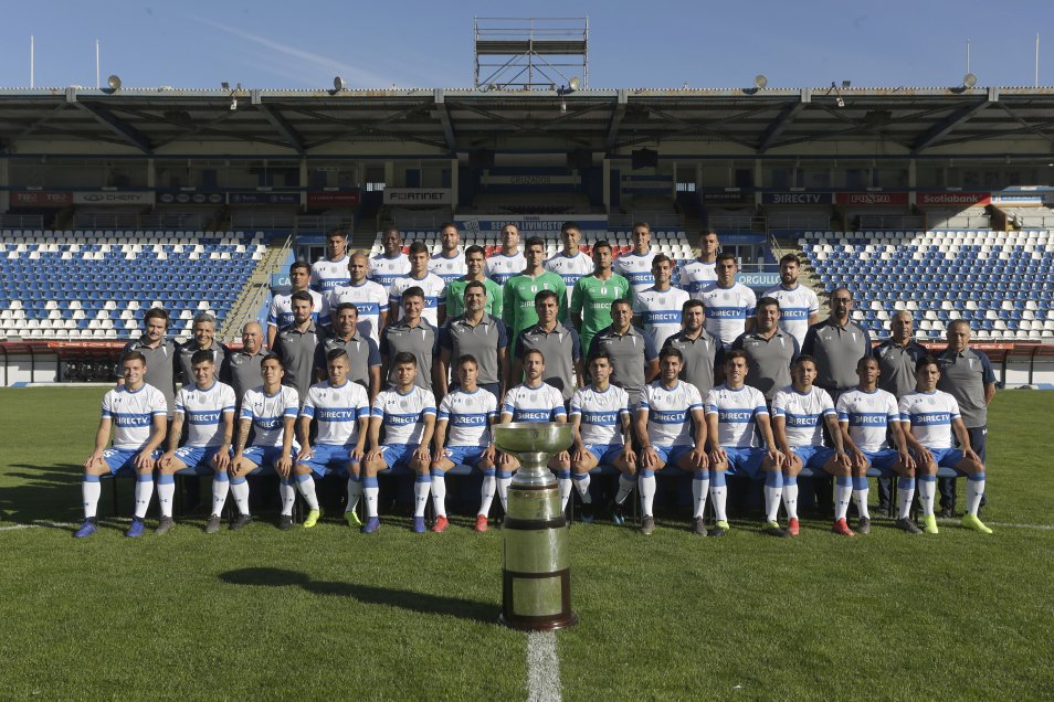 El plantel de Universidad Católica se tomó la fotografía oficial con la Supercopa