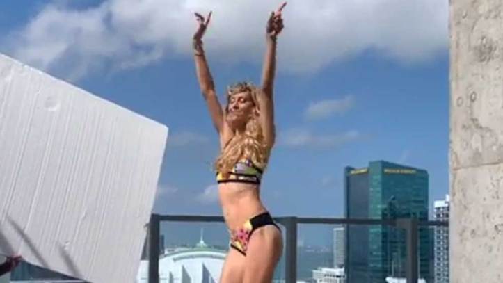 Anna Kournikova bailó en bikini y desató preocupación de seguidores por su delgadez