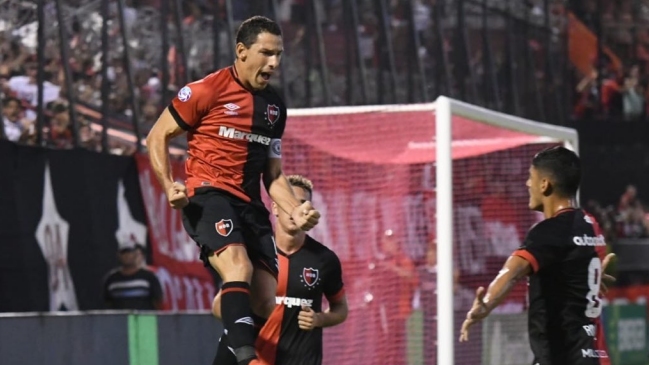 Maxi Rodríguez comandó el regreso a los triunfos de Newell’s ante Huracán de Lucas Barrios