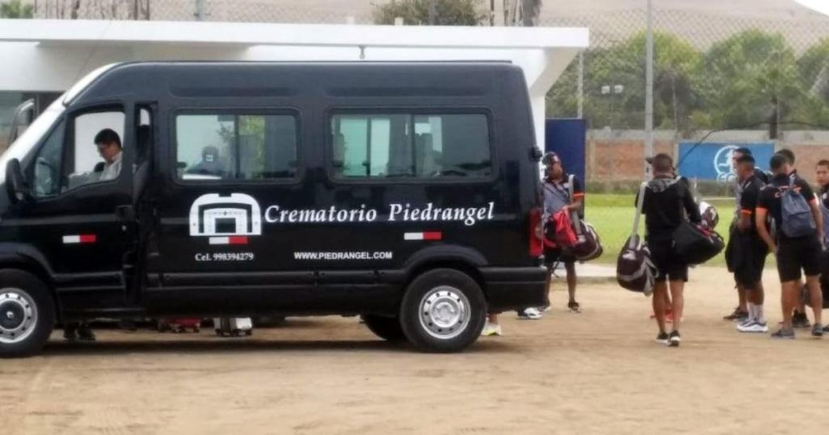 ¡Insólito! Club peruano llegó a un partido en una camioneta funeraria