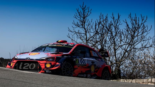 Neuville ganó el Rally de Córcega tras un pinchazo de Evans en el último tramo