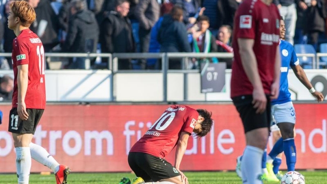 Hannover de Miiko Albornoz sufrió una dura caída ante Schalke y es el colista de la Bundesliga