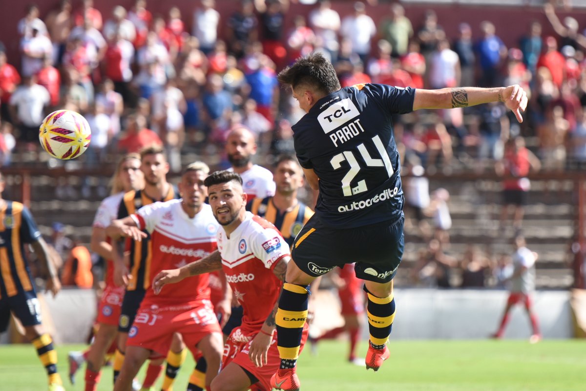 Alfonso Parot anotó un golazo de cabeza en el triunfo de Rosario Central ante Argentinos Jrs.