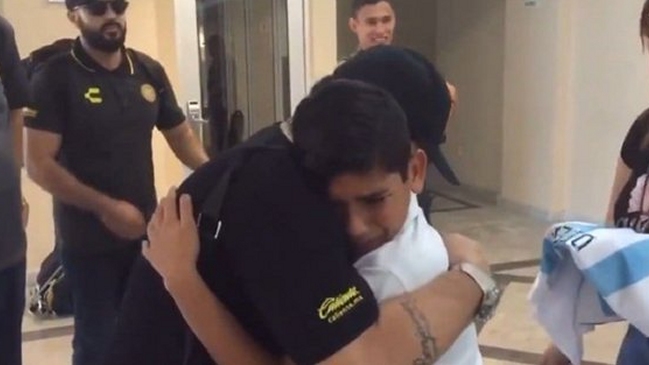 La emoción de un pequeño hincha argentino al conocer a Diego Maradona