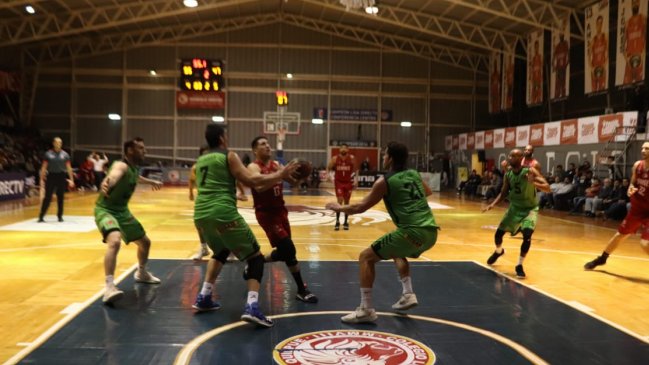 Colegio Los Leones tomó el control de la final de la Conferencia Centro ante AB Temuco