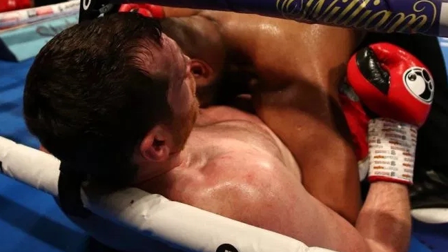 Boxeador fue descalificado por morder a su rival en el abdomen