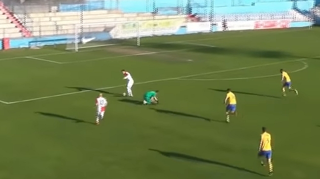 La horripilante acción defensiva de un arquero en la liga serbia