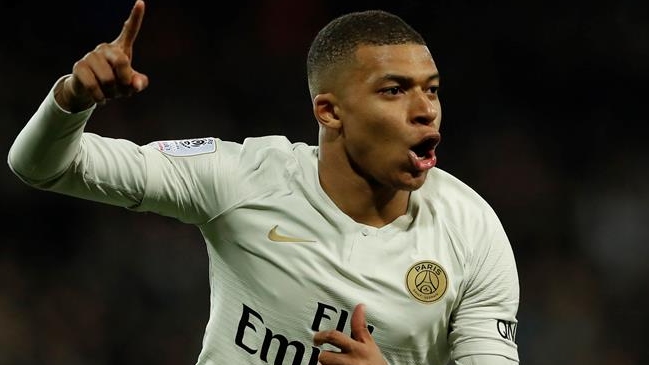 Hincha de Paris Saint-Germain invadió la cancha para tomarse una selfie con Kylian Mbappé