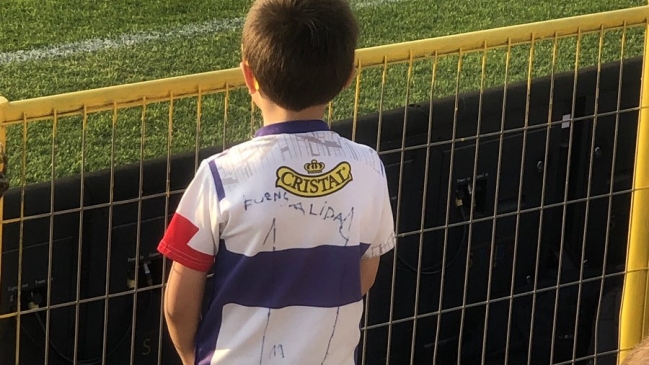 Marca deportiva solicitó ayuda para encontrar a pequeño hincha de la UC que se volvió viral
