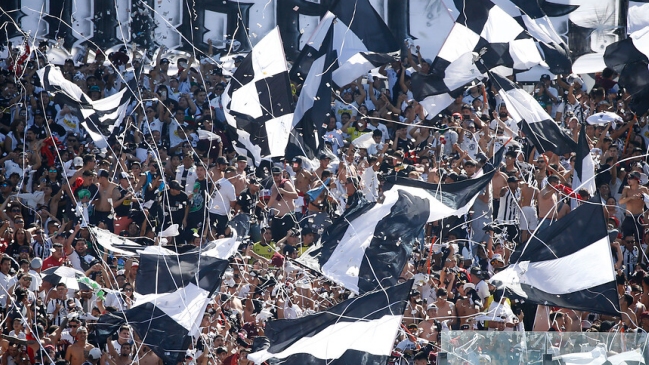 Jugadores de Colo Colo compartieron con hinchas en tradicional arengazo en Quito