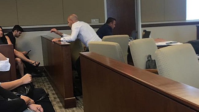 Corresponsal en Miami acusó agresión de Sergio Jadue: Me pegó con la mochila y me dio un empujón