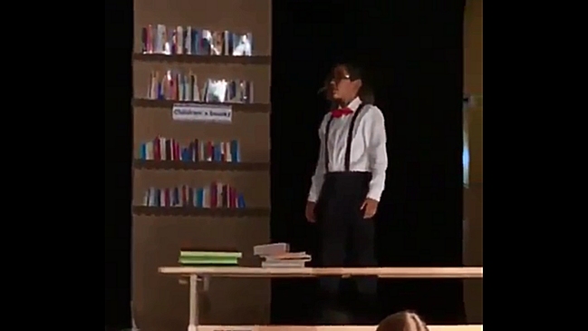 “Monito” Vidal se lució en una obra de teatro en inglés y dejó chocho a su papá