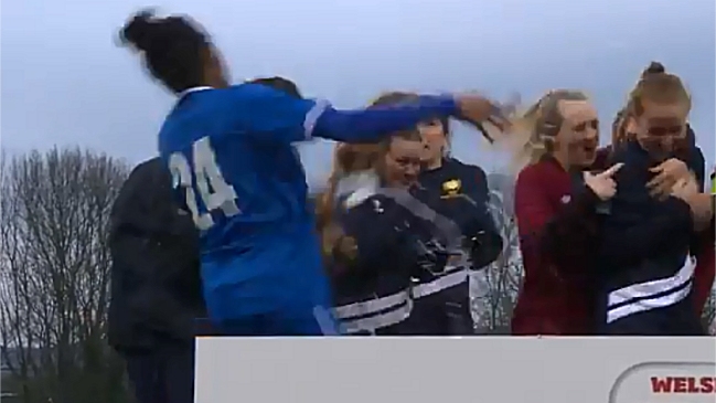 Arquera de equipo galés se hizo viral por descorchar una botella de espumante