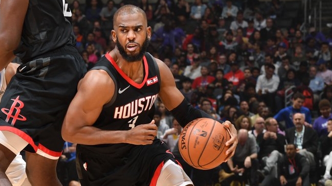 Chris Paul sorprendió con un triple desde antes de la mitad de cancha ante los Clippers