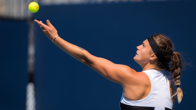 Aryna Sabalenka remontó un duro partido ante Kateryna Kozlova y avanzó en Charlestone