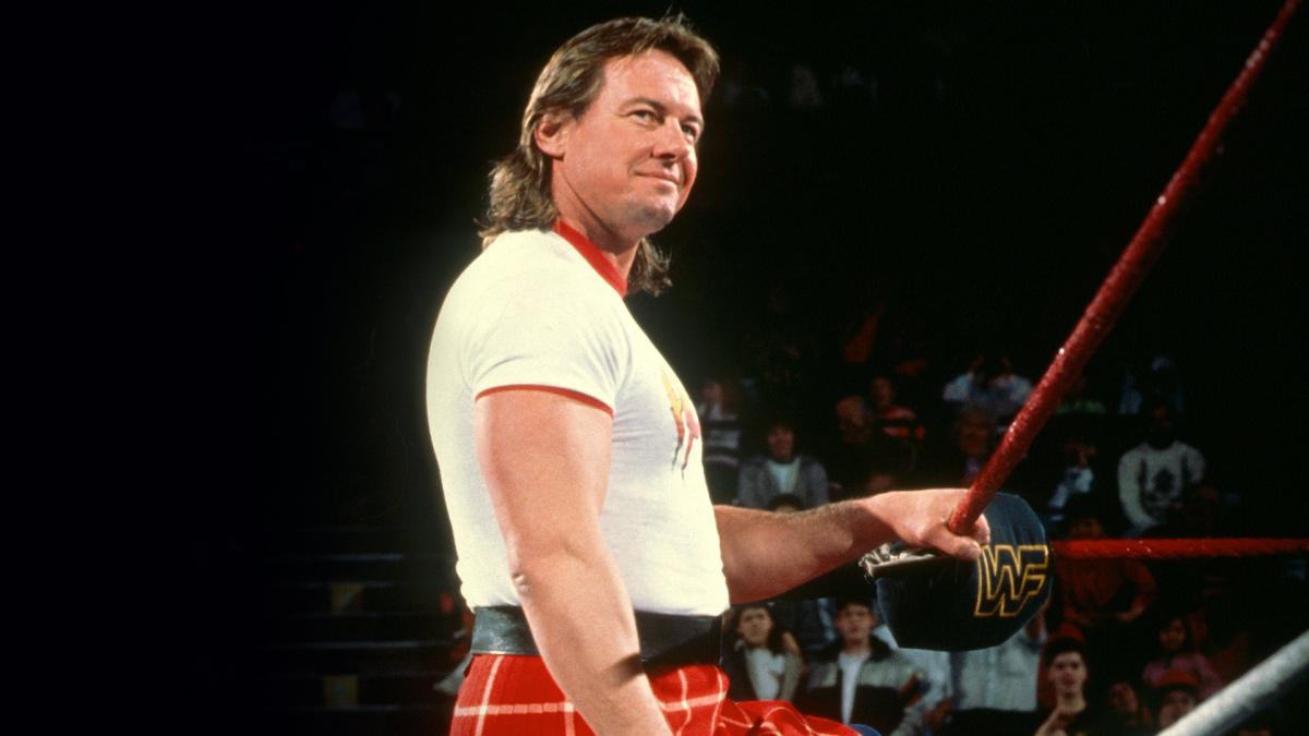 WWE homenajeó al fallecido Roddy Piper con estatua de bronce