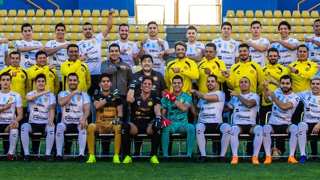 Diego Maradona se robó la película en la toma de la foto oficial de Dorados de Sinaloa