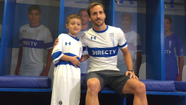 José Pedro Fuenzalida obsequió camiseta a hincha de la UC que se viralizó en redes sociales