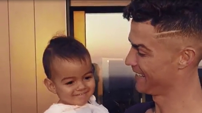 ¡Sigue los pasos de su padre! Hijo pequeño de Cristiano mostró sus primeros dotes con un balón