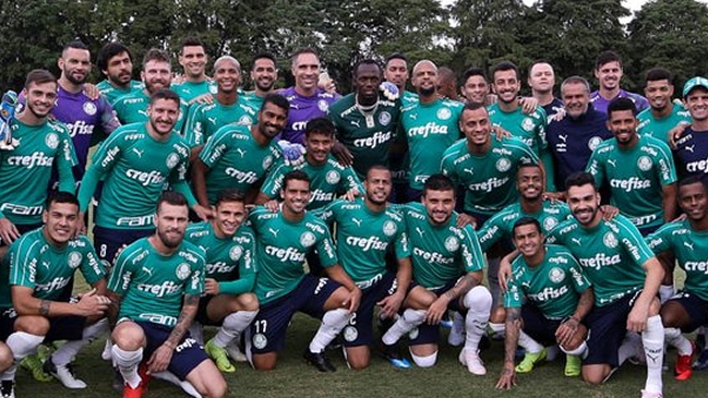 Usain Bolt entrenó y disputó un apasionante fútbol-tenis con jugadores de Palmeiras