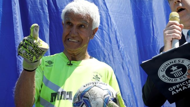 Arquero de 73 años batió el récord del jugador profesional de mayor edad en el mundo