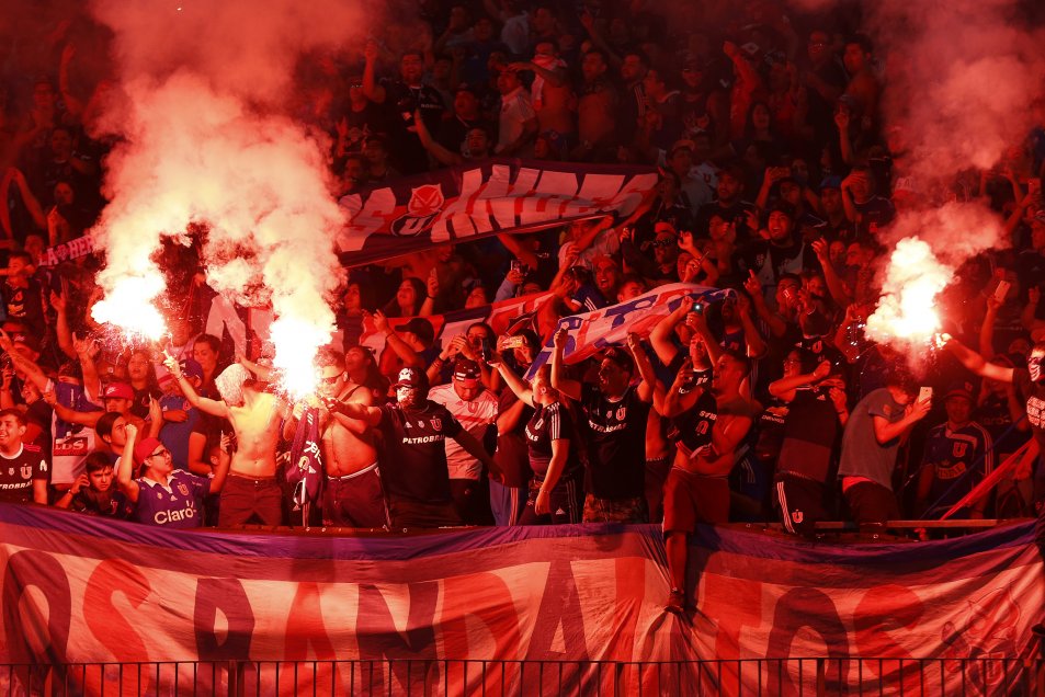 Los incidentes que protagonizó la hinchada de la U en el Estadio Nacional