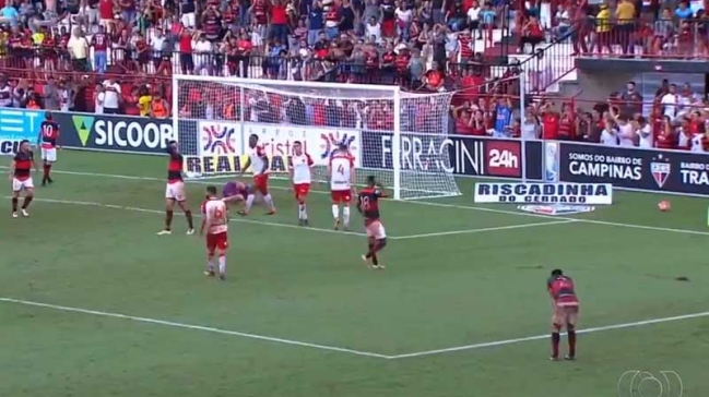 Duelo del fútbol brasileño terminó en batalla campal y con bombas lacrimógenas