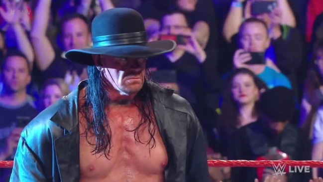 The Undertaker reapareció en el RAW post Wrestlemania para atacar a Elias