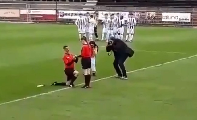 Un árbitro le pidió matrimonio a su guardalíneas durante un partido en Rumania