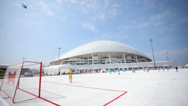 Marca de cerveza fabricó una cancha con vasos de plástico reciclados del Mundial de Rusia