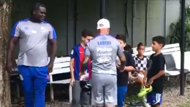 Jorge Sampaoli regaló zapatos de fútbol a unos niños