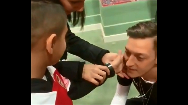 Mesut Ozil compartió con un hincha invidente de Arsenal que quiere ser futbolista