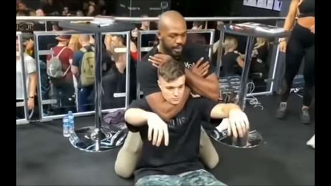 Peleador de la UFC cumplió extraño pedido de un fanático que terminó inconsciente